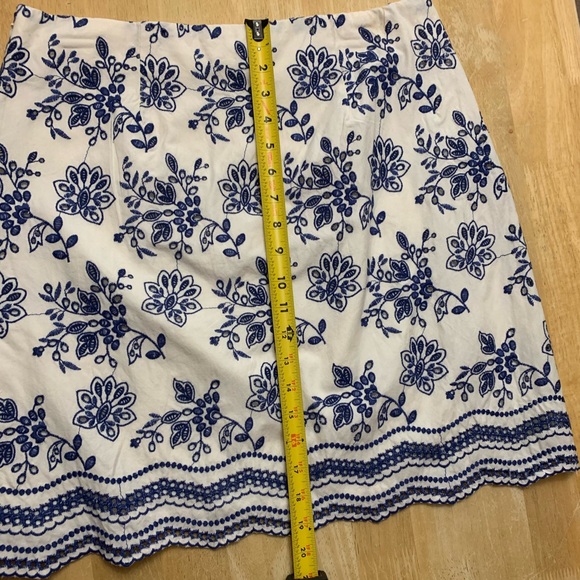 *2/$30* Loft Ivory Blue Floral Embroidered Eyelet Knee Length Skirt Size 8 Lined - Picture 8 of 8
